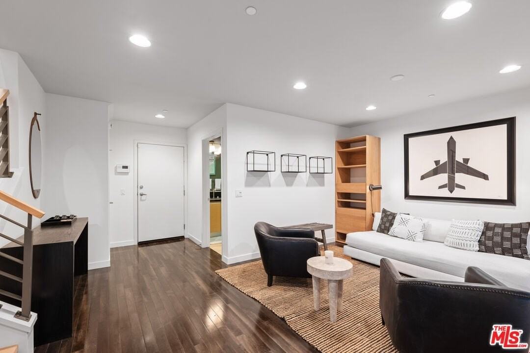 310 Washington Blvd Unit 201 #201 - Photo 5 of 29