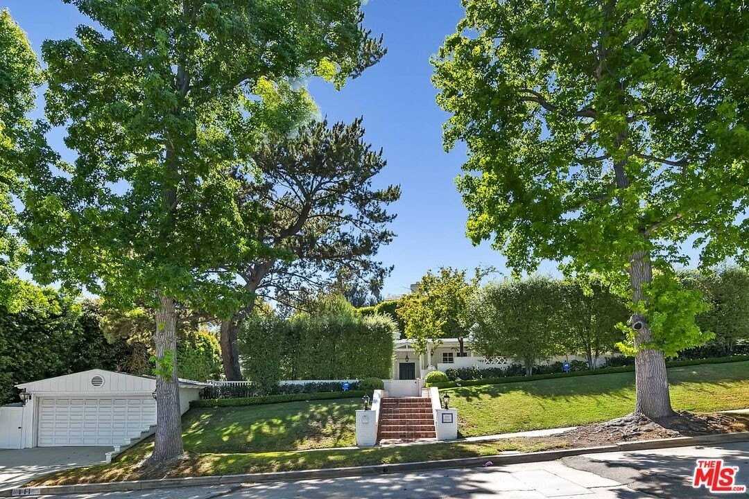 111 S Glenroy Ave - Photo 2 of 50