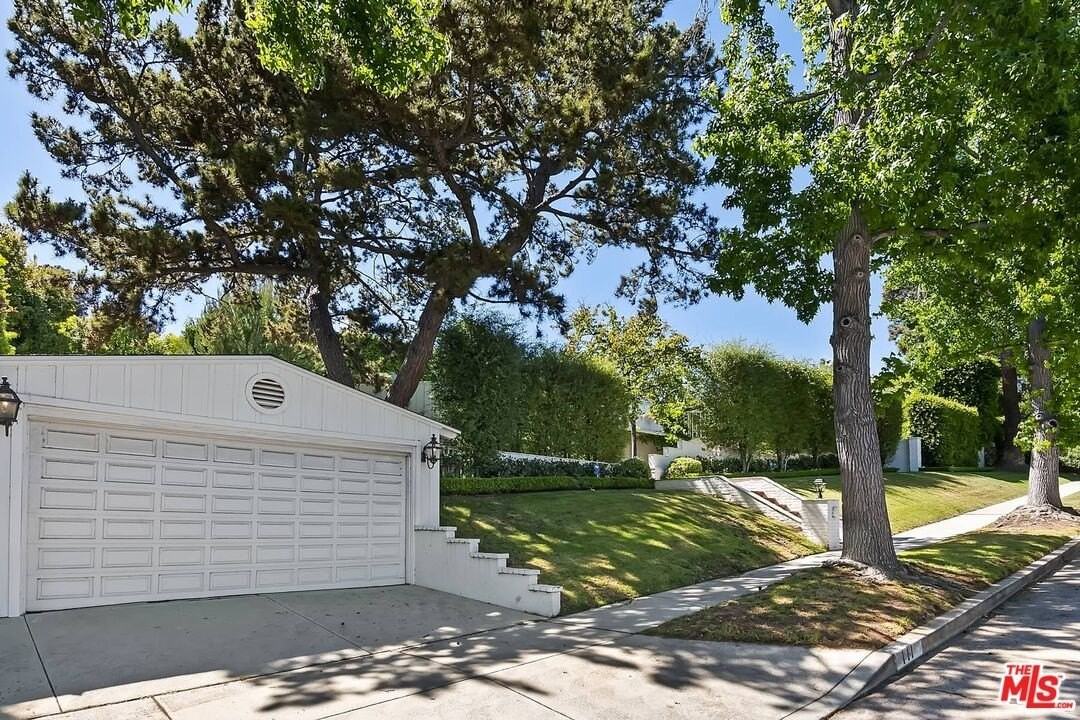 111 S Glenroy Ave - Photo 3 of 50