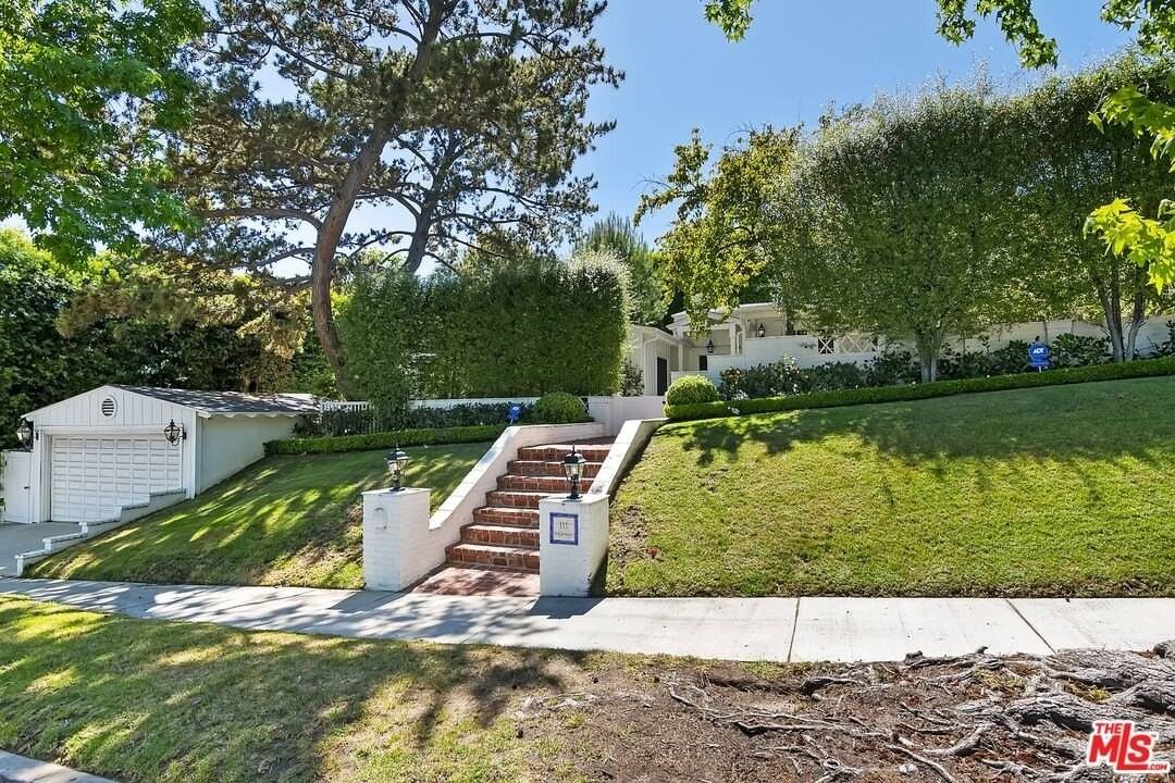 111 S Glenroy Ave - Photo 4 of 50