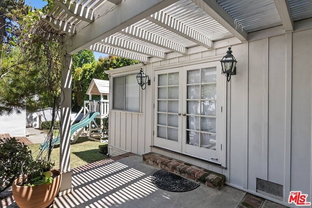 111 S Glenroy Ave - Photo 6 of 50