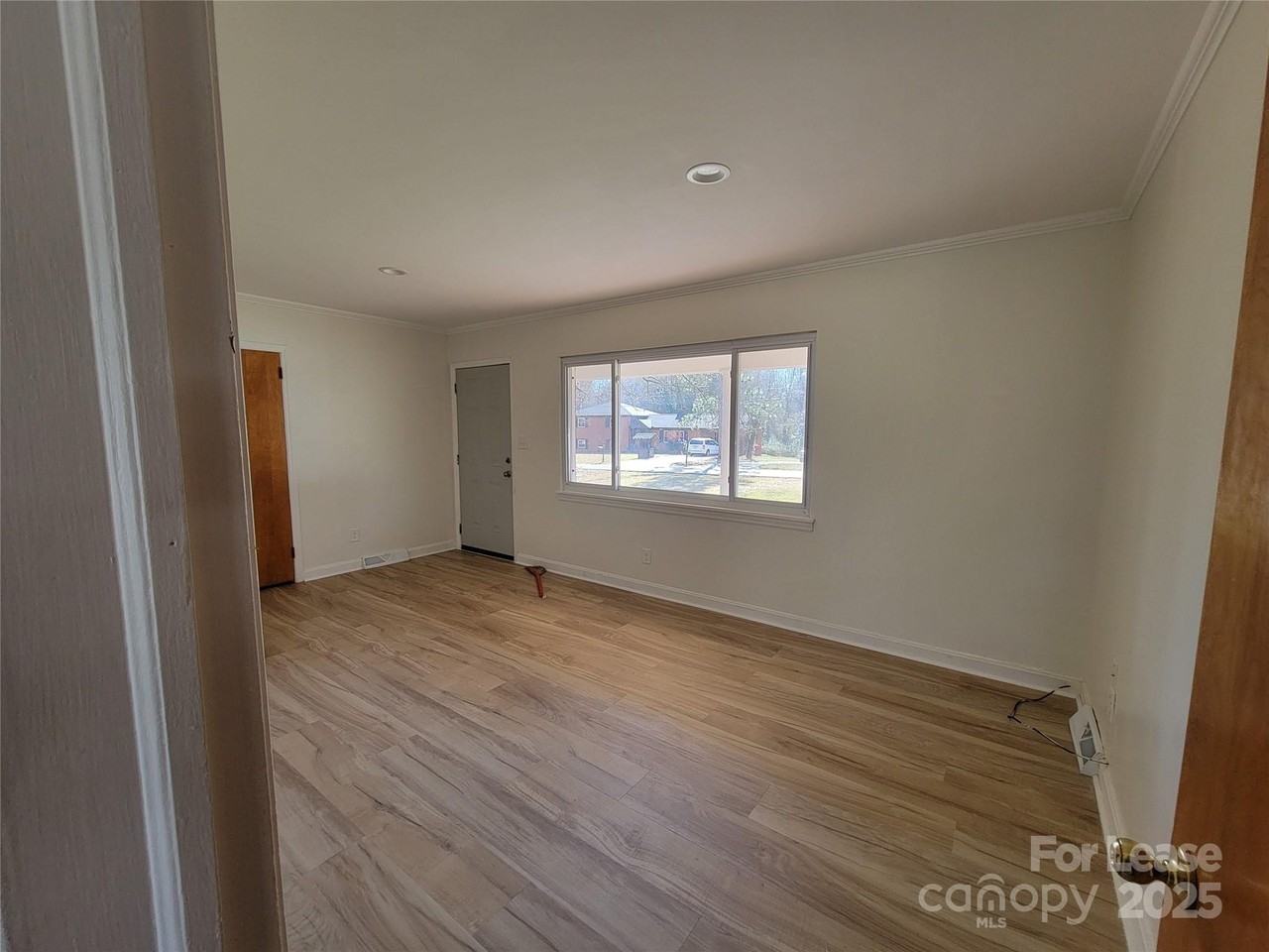 6539 Louglen Cir - Photo 4 of 24