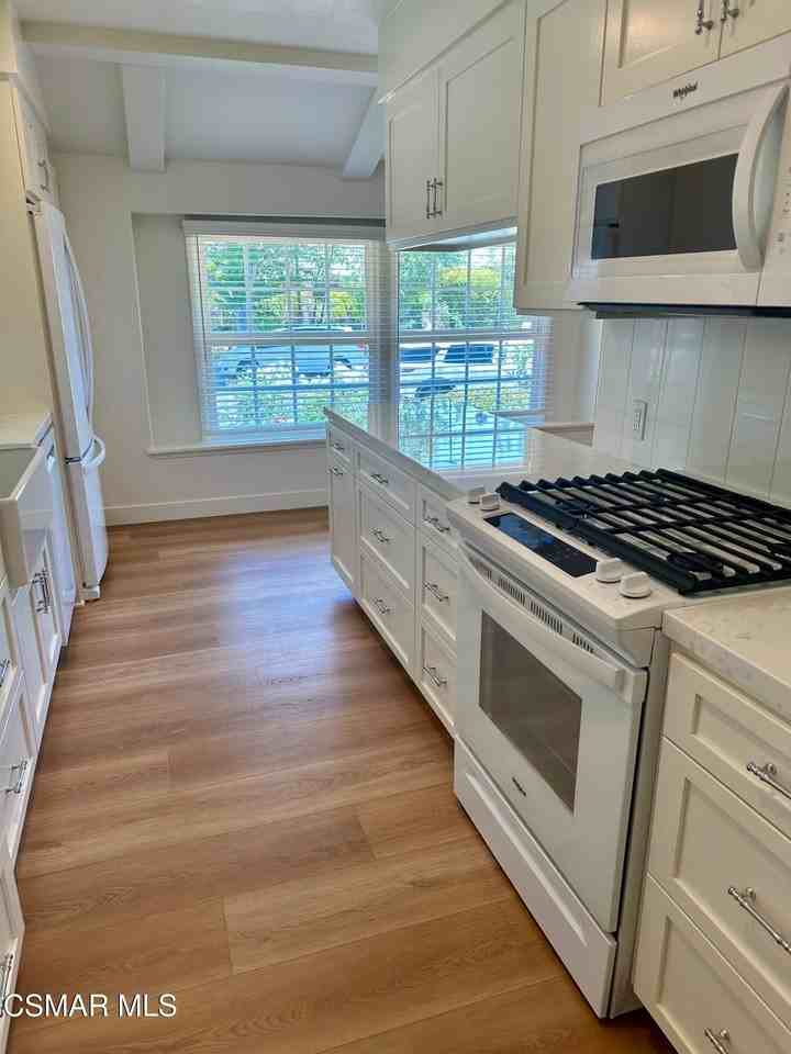 23939 Oxnard St - Photo 3 of 13