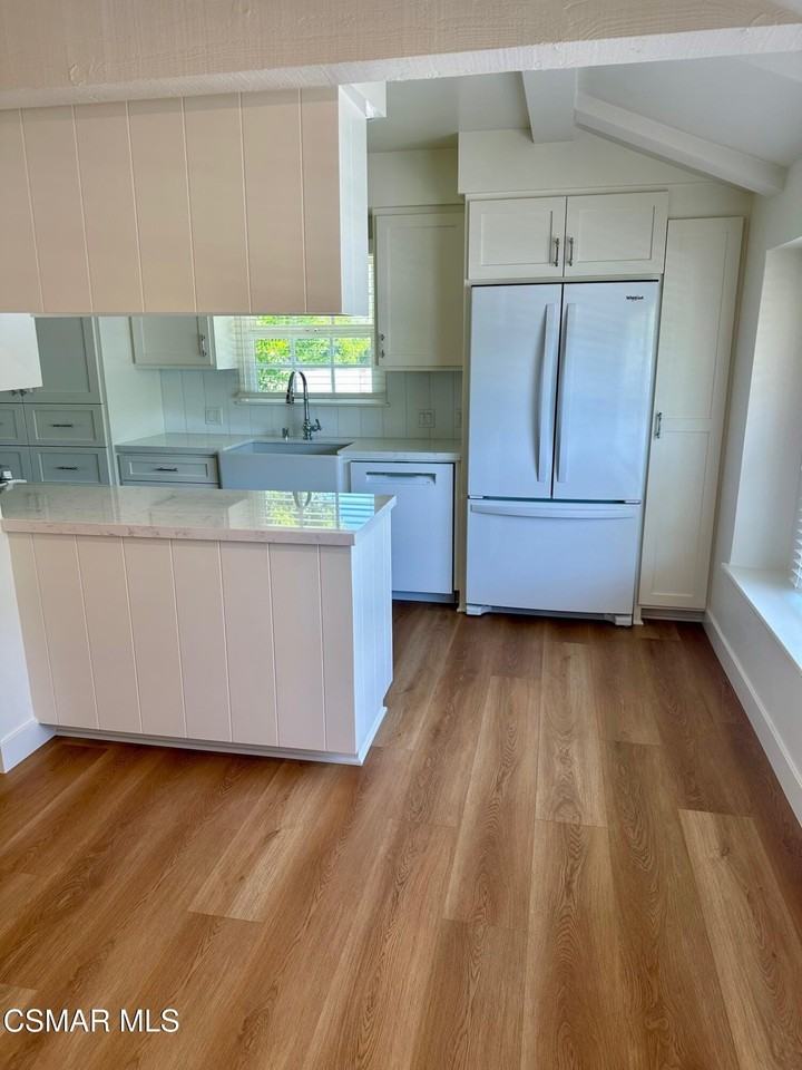 23939 Oxnard St - Photo 4 of 13