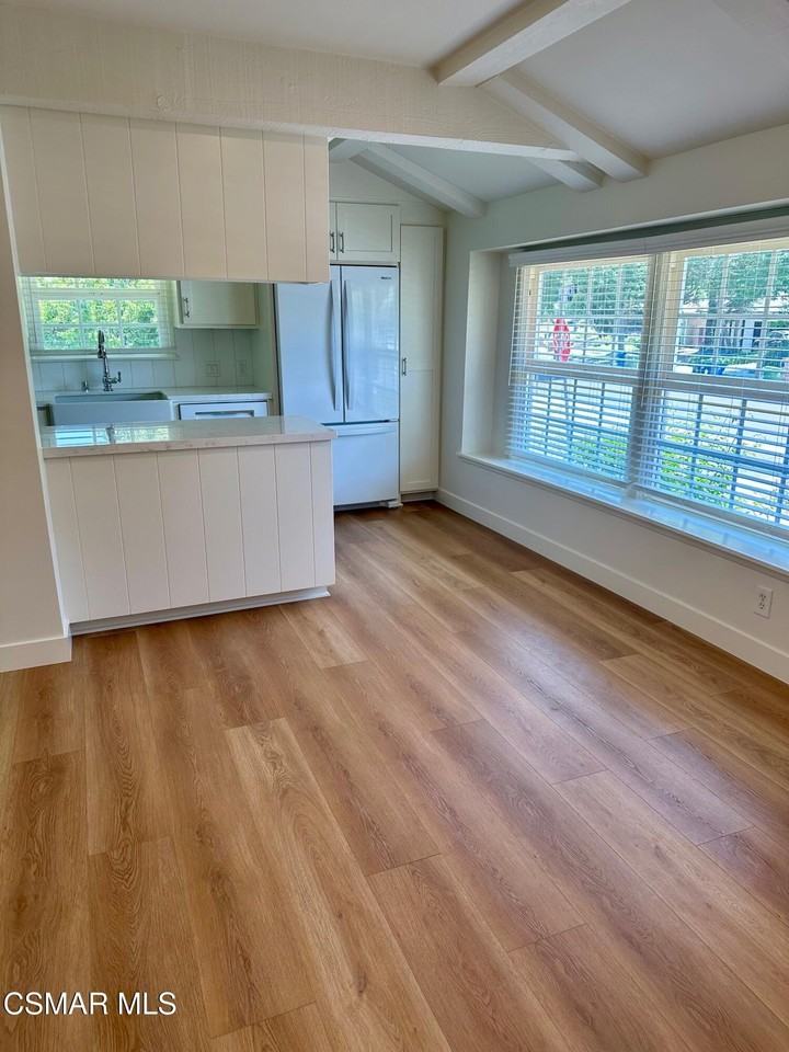 23939 Oxnard St - Photo 5 of 13