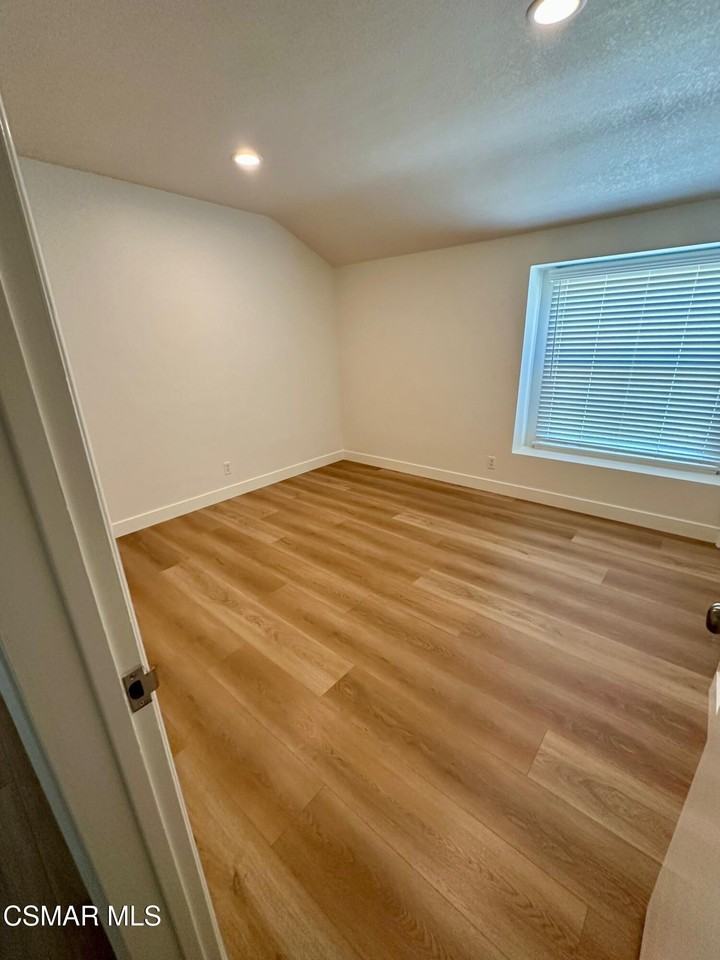 23939 Oxnard St - Photo 7 of 13