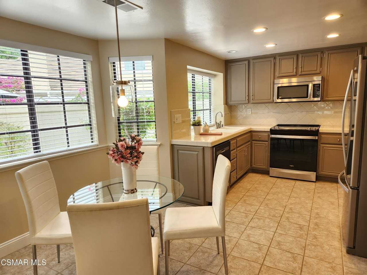 3004 Shadow Brook Ln - Photo 7 of 39