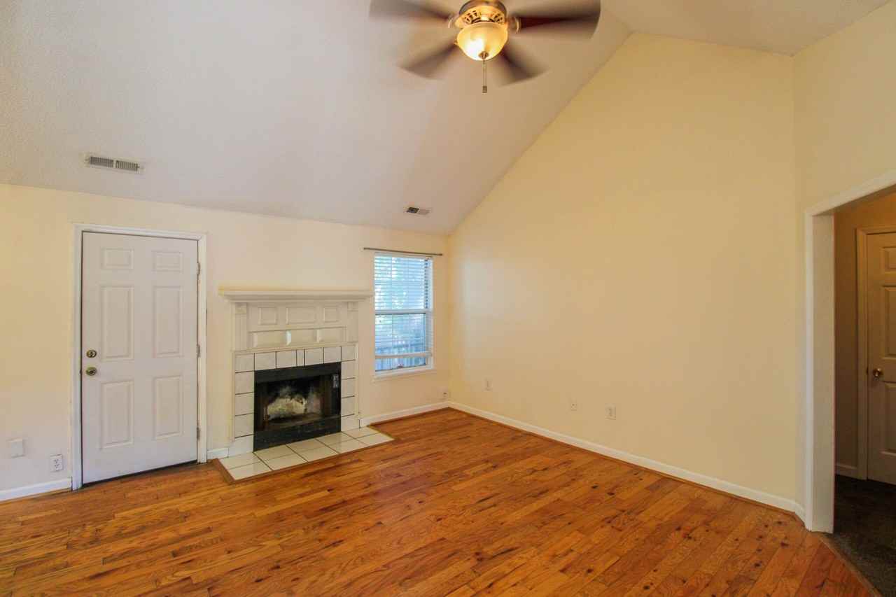 1522 Theresa Dr - Photo 4 of 23