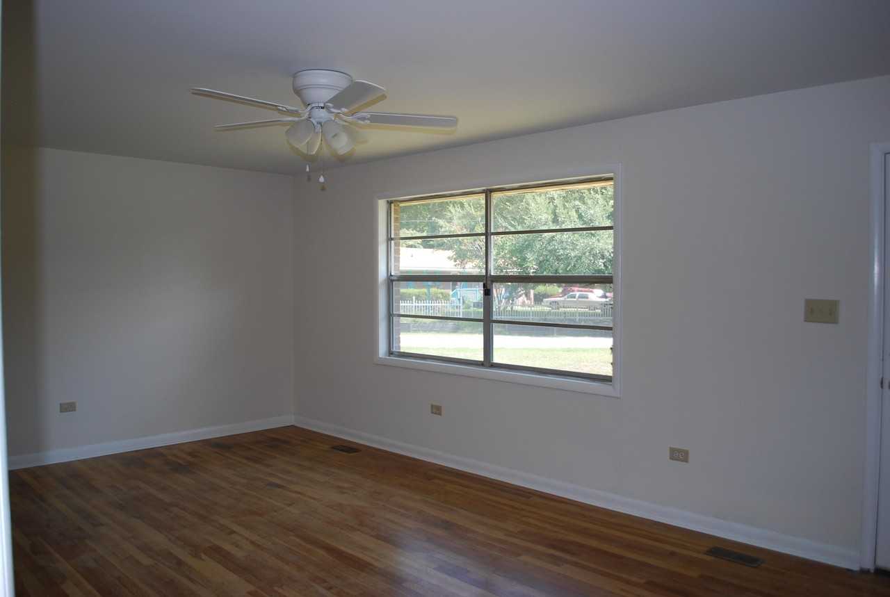 102 Magnolia St - Photo 4 of 11