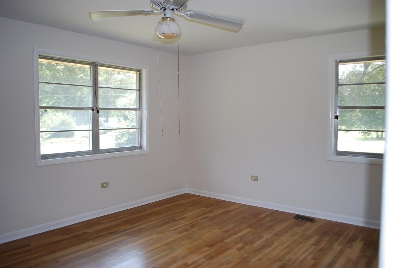 102 Magnolia St - Photo 7 of 11