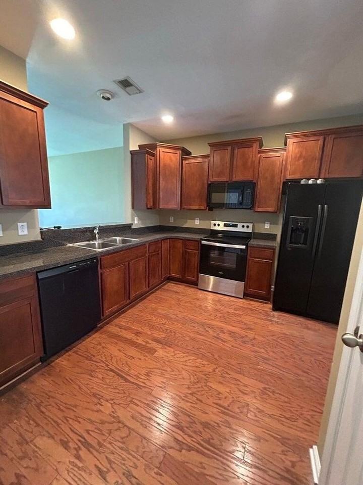 607 Hemingway Cir - Photo 3 of 16