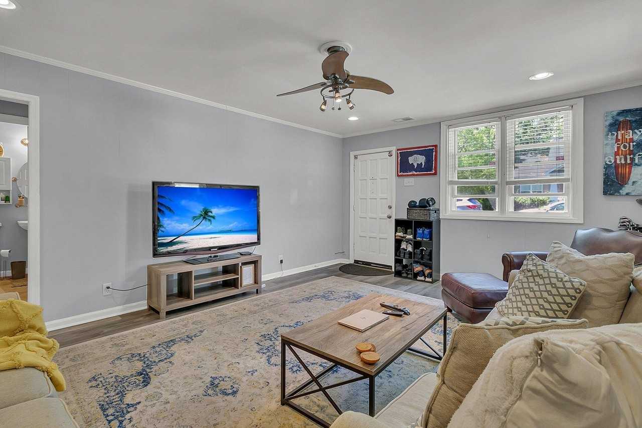 1442 Agatha St - Photo 7 of 23