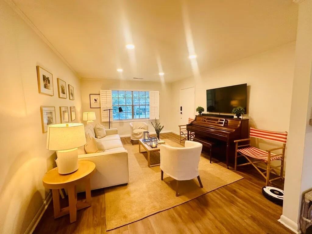 936 Lansing Dr Apt D #D - Photo 2 of 33