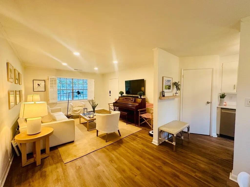 936 Lansing Dr Apt D #D - Photo 3 of 33