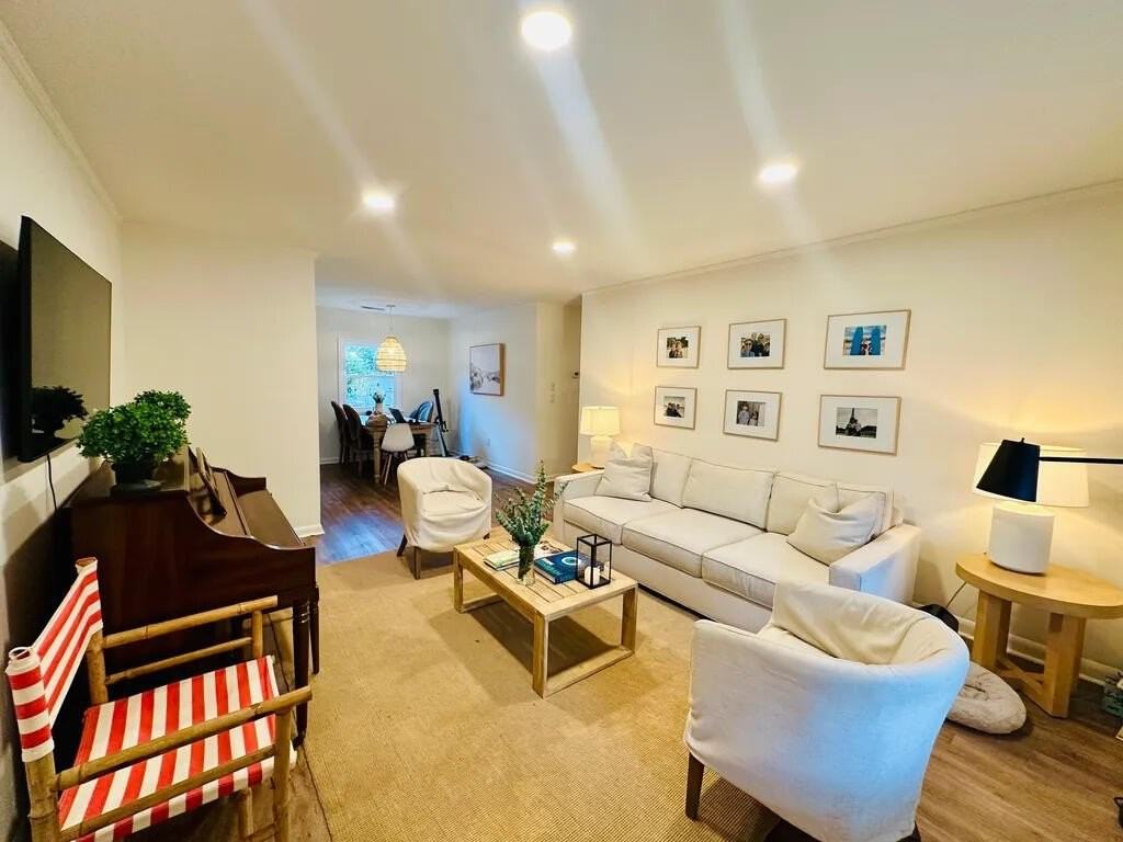 936 Lansing Dr Apt D #D - Photo 4 of 33