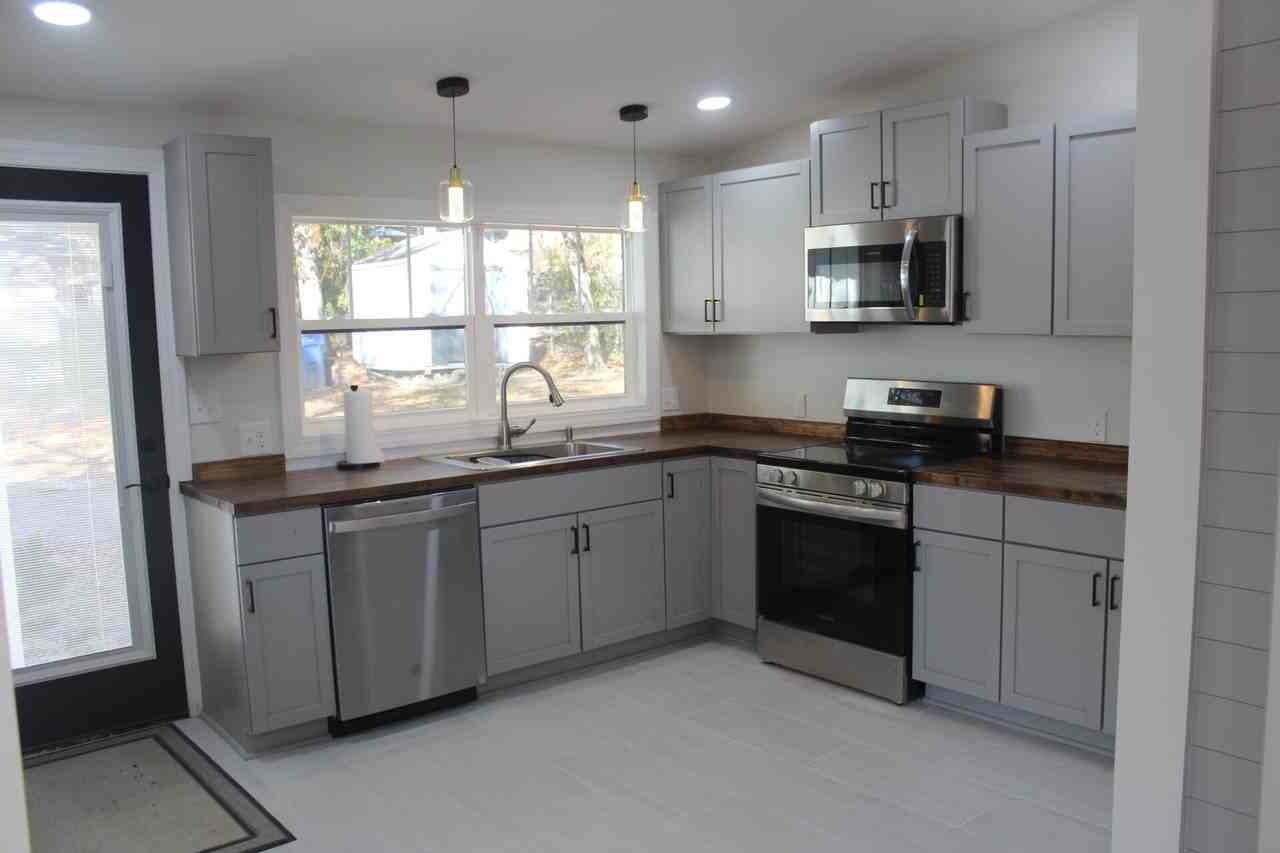 955 Laurie Ln - Photo 3 of 13