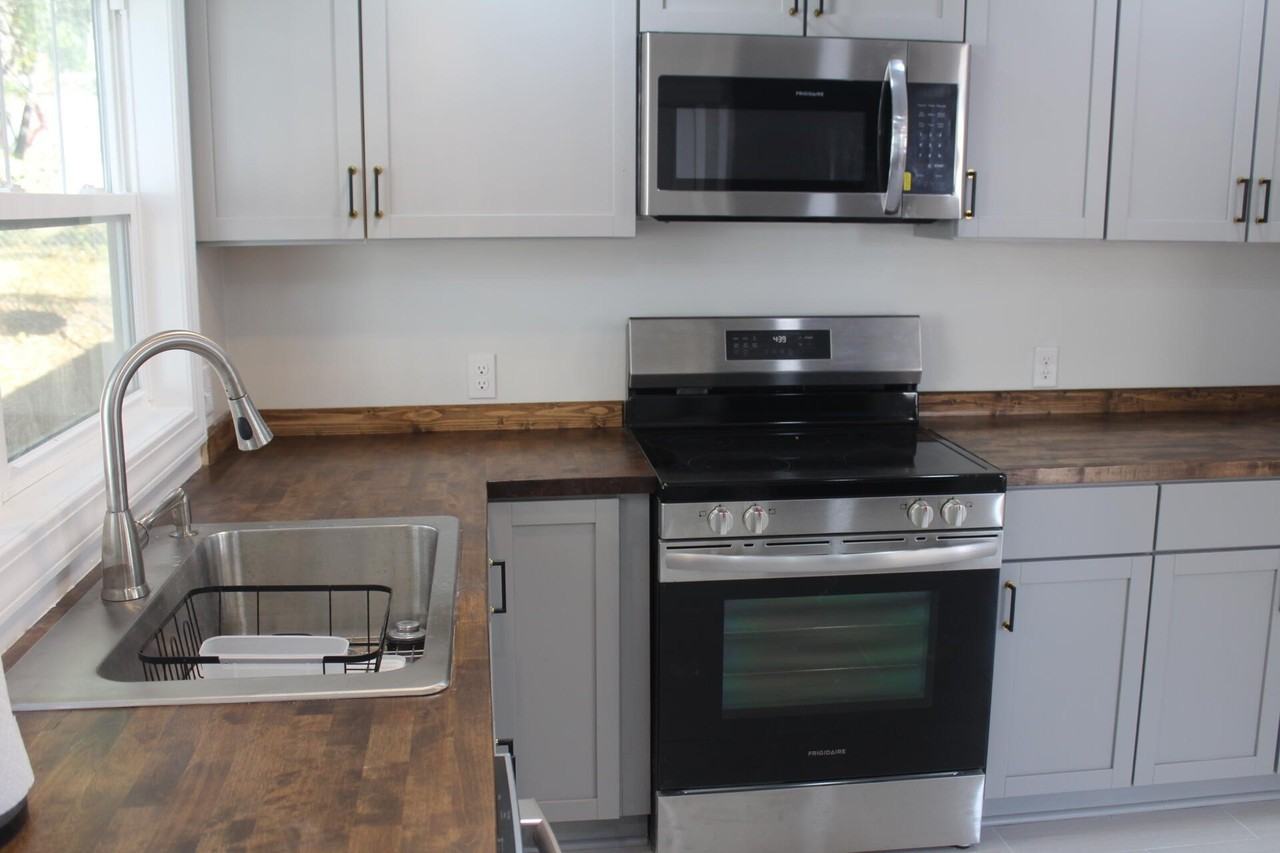 955 Laurie Ln - Photo 5 of 13