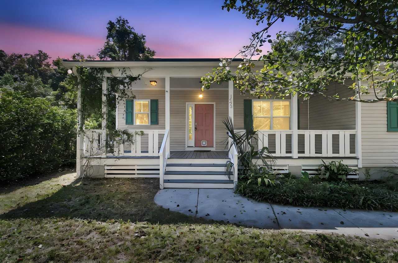 1493 Little Rock Blvd - Photo 3 of 39