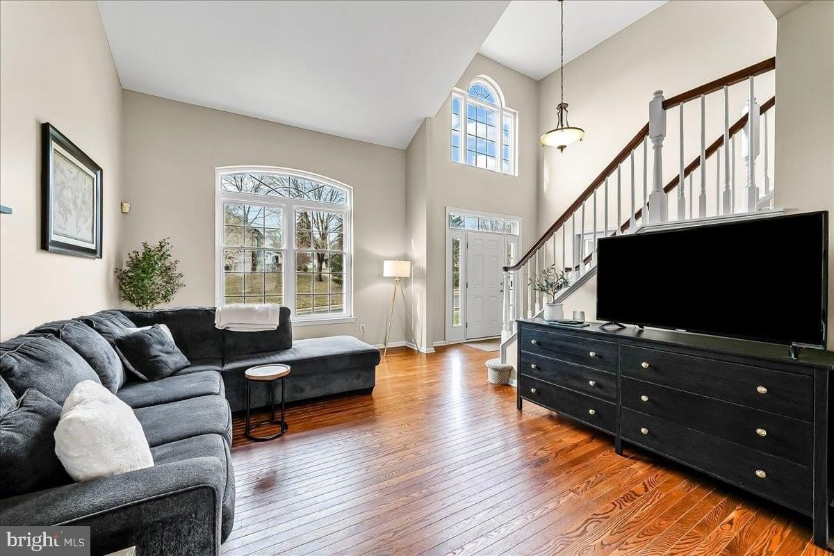 352 Drummers Ln - Photo 2 of 27