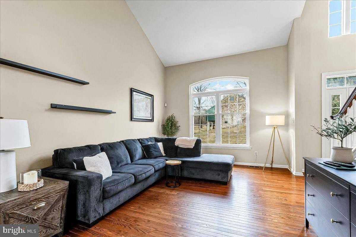 352 Drummers Ln - Photo 4 of 27