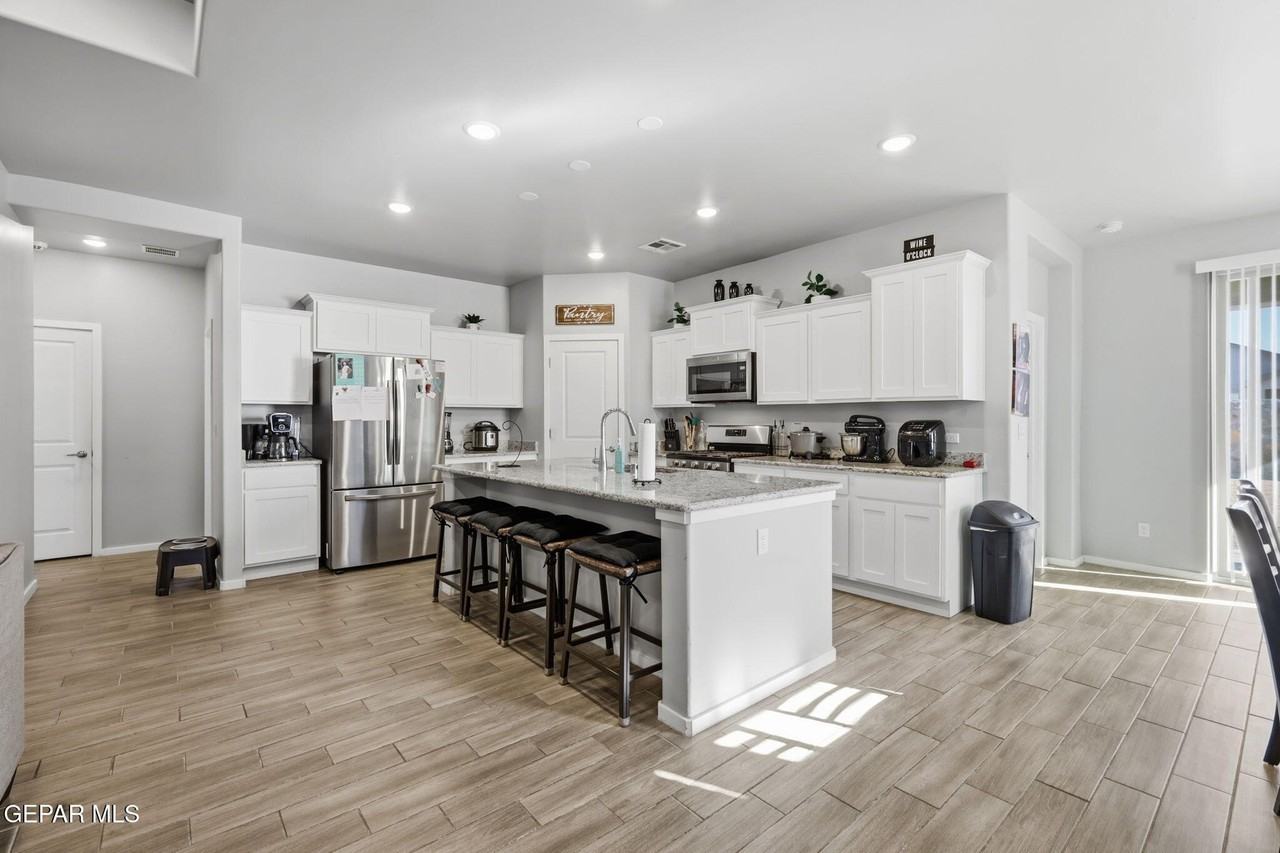 1052 Summer Breeze Pl - Photo 2 of 22