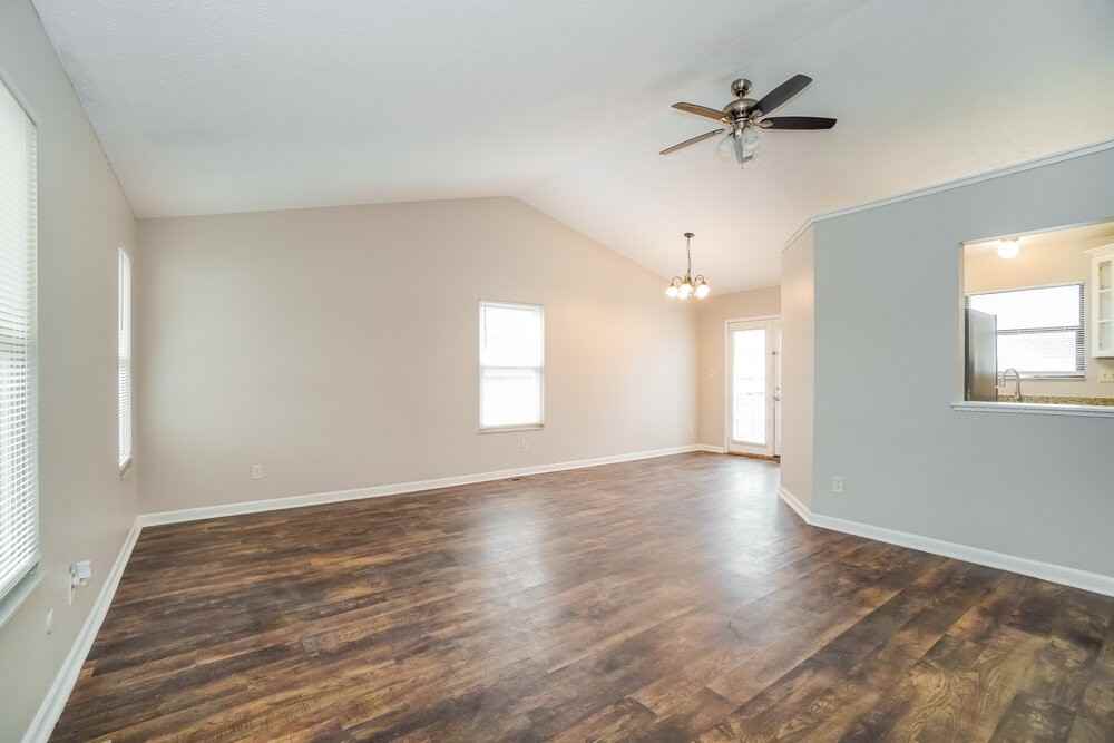 1086 Pacific Ct - Photo 7 of 16