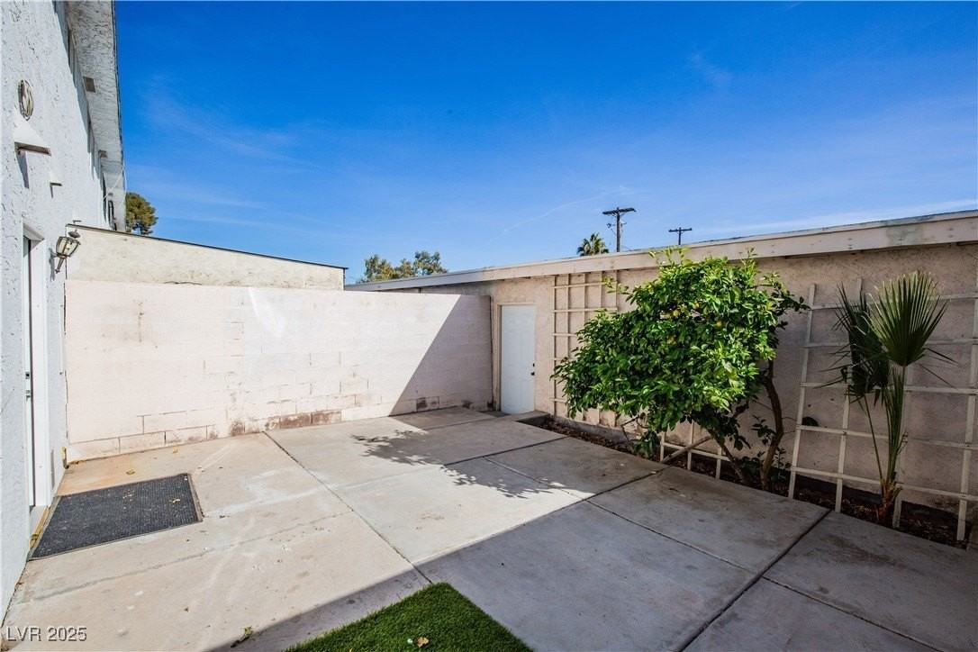 319 Pecos Way - Photo 5 of 25