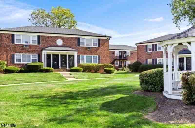 523 Pitney Pl - Photo 2 of 20