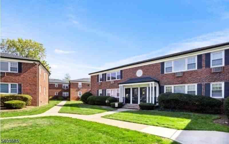 523 Pitney Pl - Photo 3 of 20