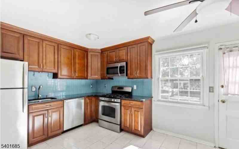 523 Pitney Pl - Photo 4 of 20