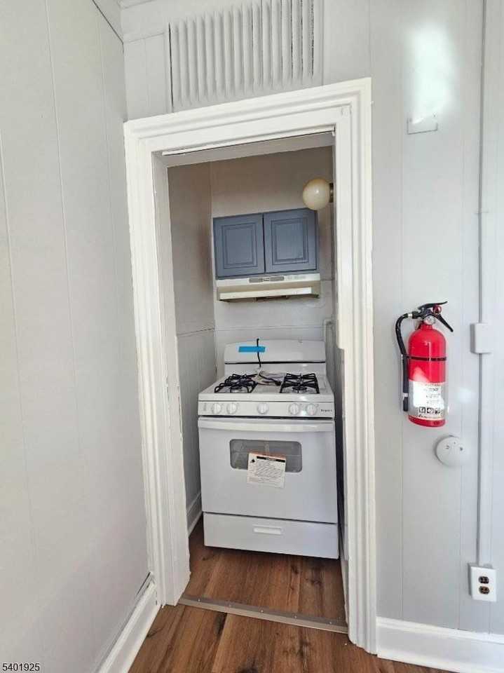 70B Jackson Ave #B - Photo 4 of 7