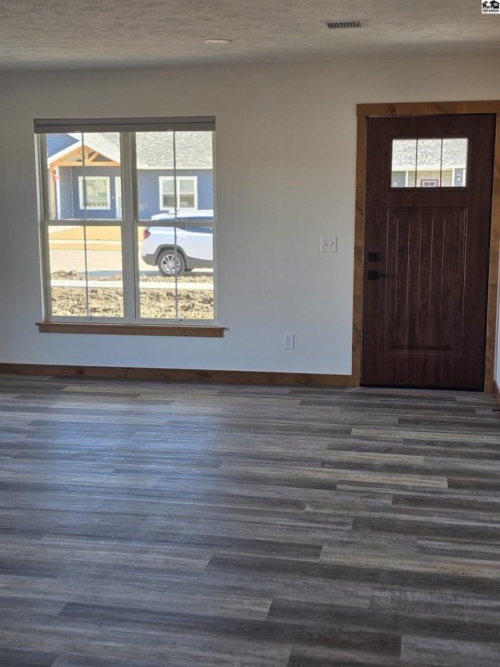 415 Olaf Ave - Photo 3 of 12