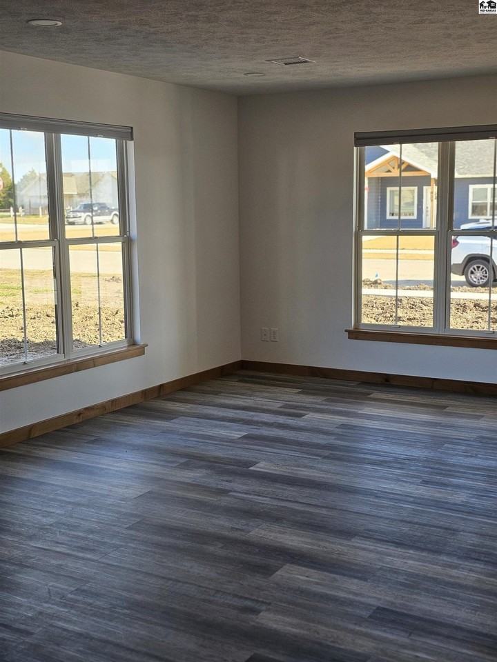 415 Olaf Ave - Photo 4 of 12