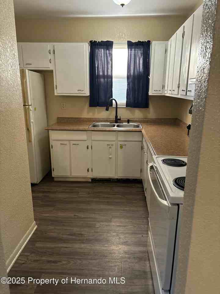 7184 Catalina St - Photo 3 of 16