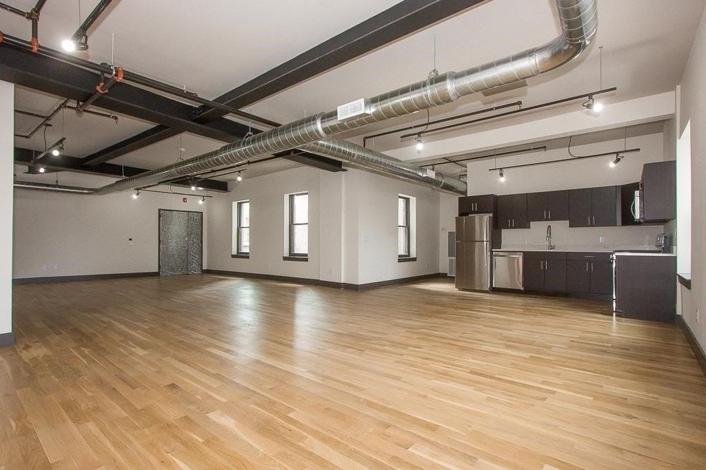 190 Christopher Columbus Dr #2R - Photo 3 of 11