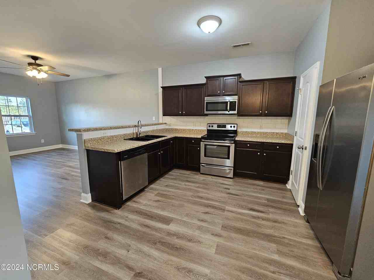 638 Ebb Tide Ln - Photo 3 of 7