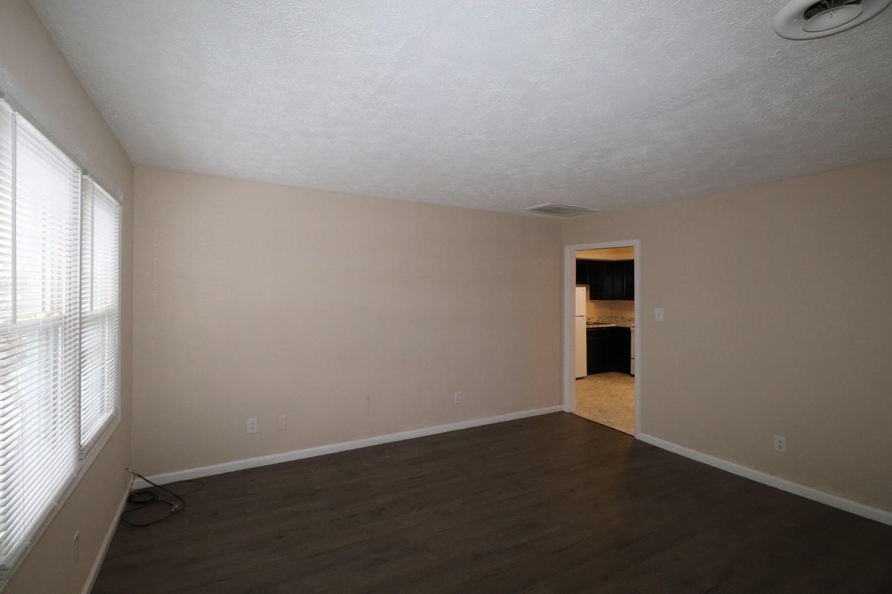 310 Edgewood Dr Apt 4 #4 - Photo 3 of 11