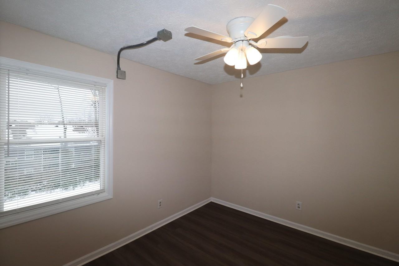 310 Edgewood Dr Apt 4 #4 - Photo 6 of 11