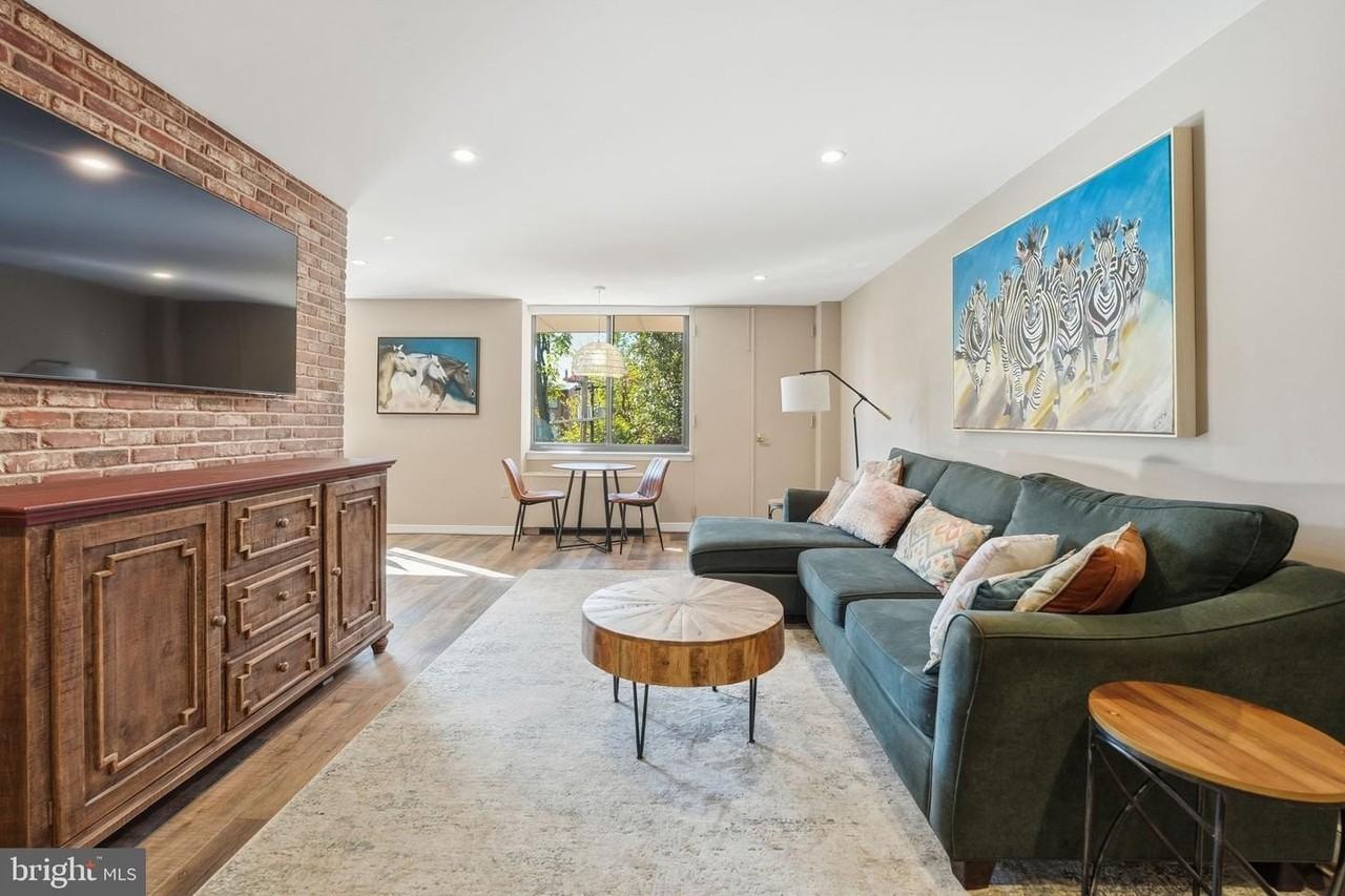 4390 Lorcom Ln - Photo 3 of 33