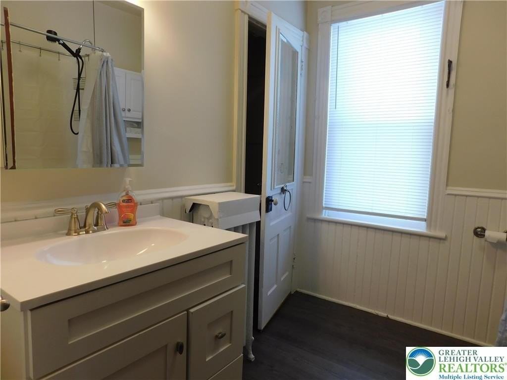 300 S 9th St Apt 2 #2UPSTAIRS - Photo 5 of 19