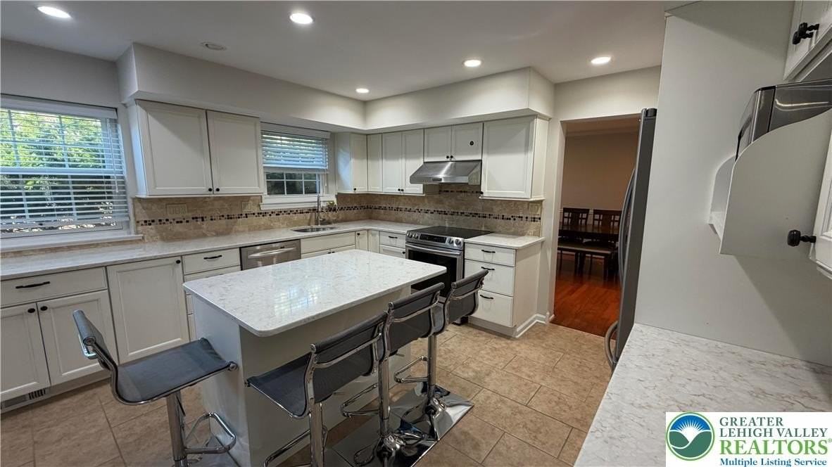 639 Heather Ln - Photo 3 of 37