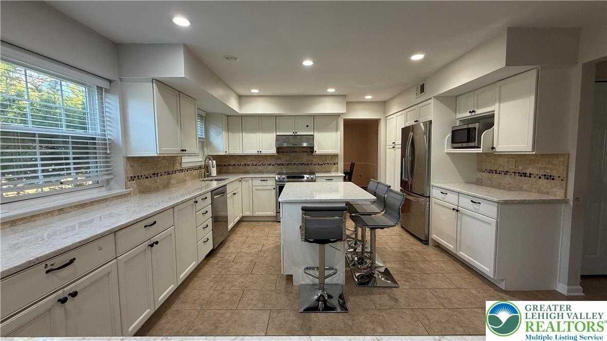 639 Heather Ln - Photo 5 of 37