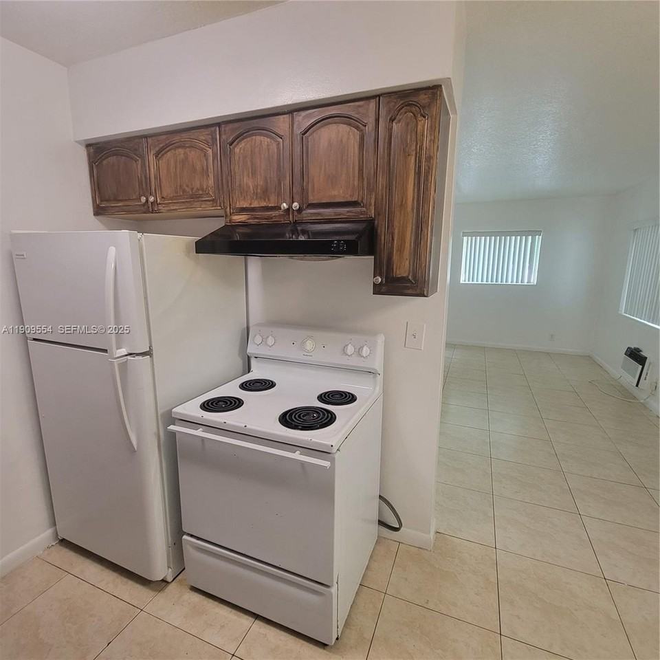 1708 N 16th Ave #3 - Photo 3 of 32