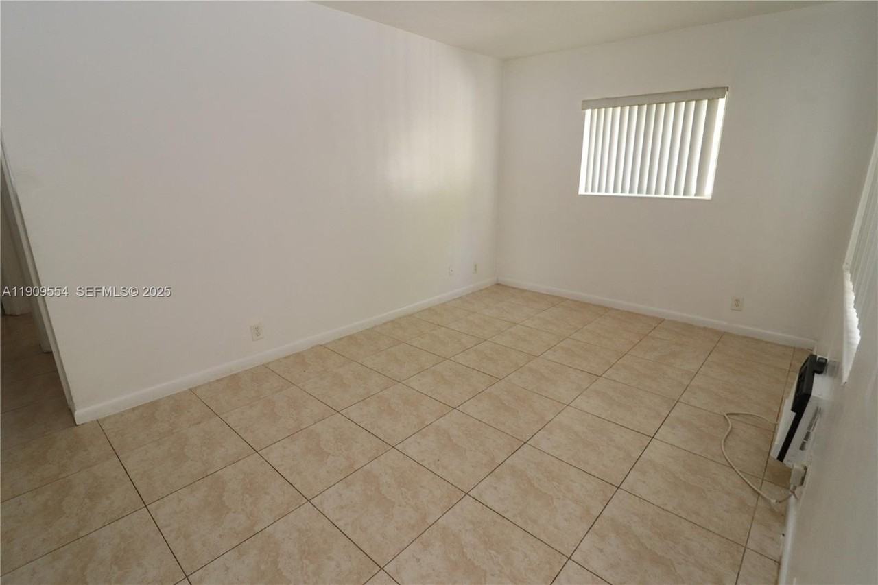 1708 N 16th Ave #3 - Photo 5 of 32