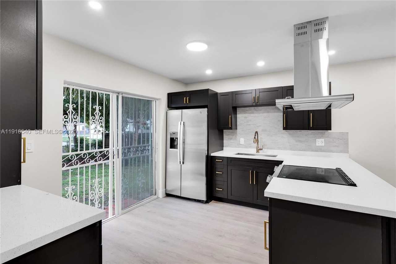 1253 Nw 44th St #0 - Photo 3 of 25