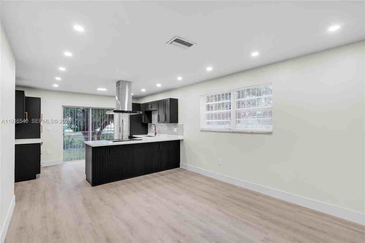 1253 Nw 44th St #0 - Photo 6 of 25