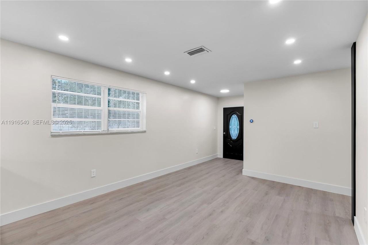 1253 Nw 44th St #0 - Photo 7 of 25