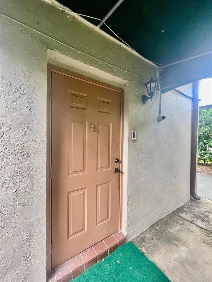 2161 Ne 42nd St #6 - Photo 2 of 14