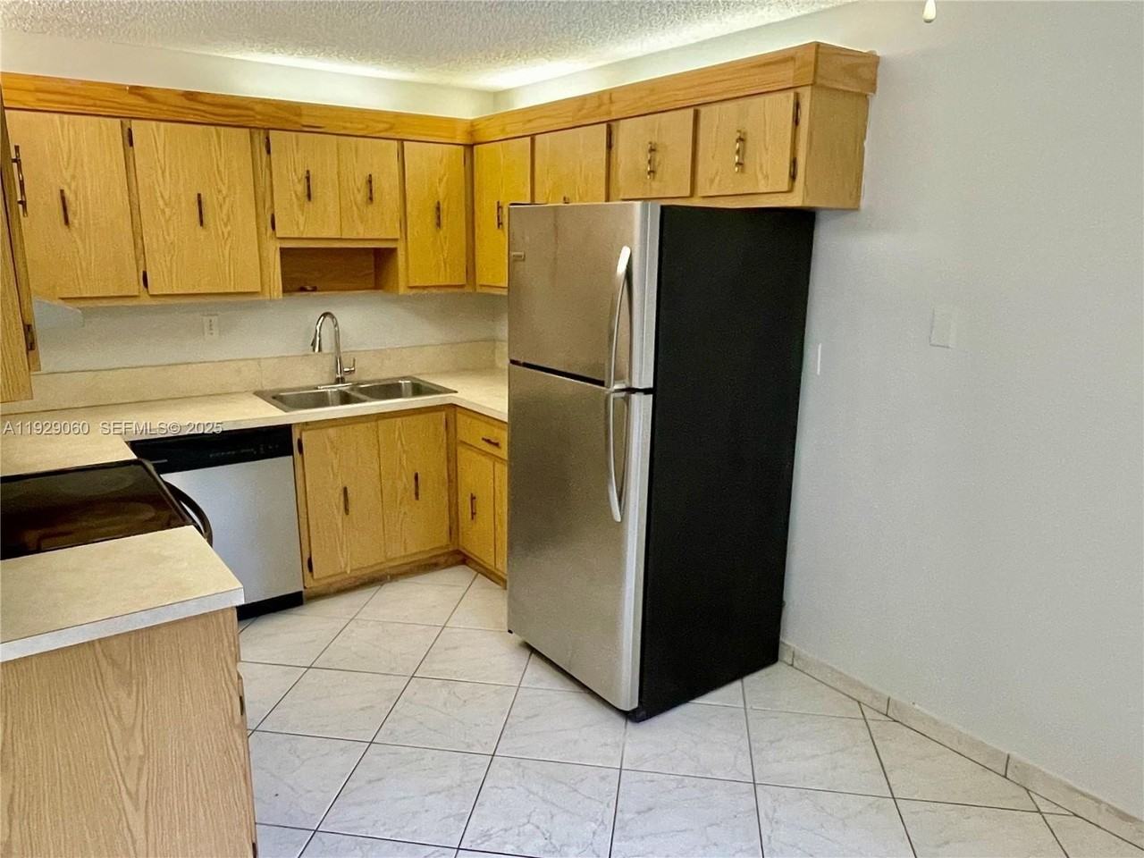 2161 Ne 42nd St #6 - Photo 4 of 14