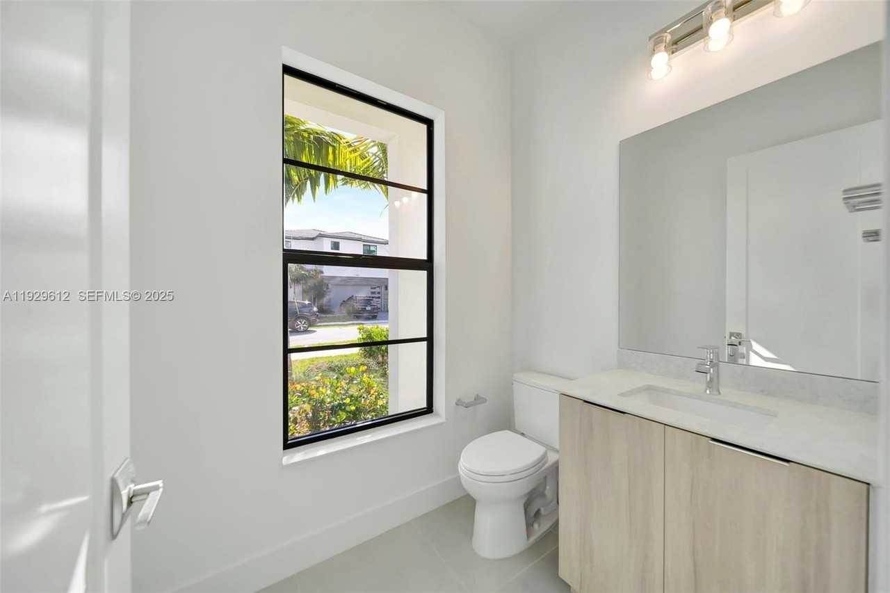 1427 Sw 23rd St #1427 - Photo 6 of 50